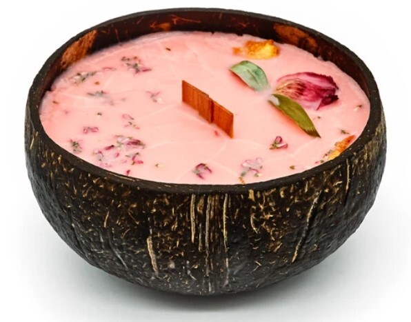 Zobrazit detail výrobku Tropikalia Svíčka v kokosu - vůně Švestka, růže & pačule Zobrazit detail výrobku Tropikalia Svíčka v kokosu - vůně Švestka, růže & pačule