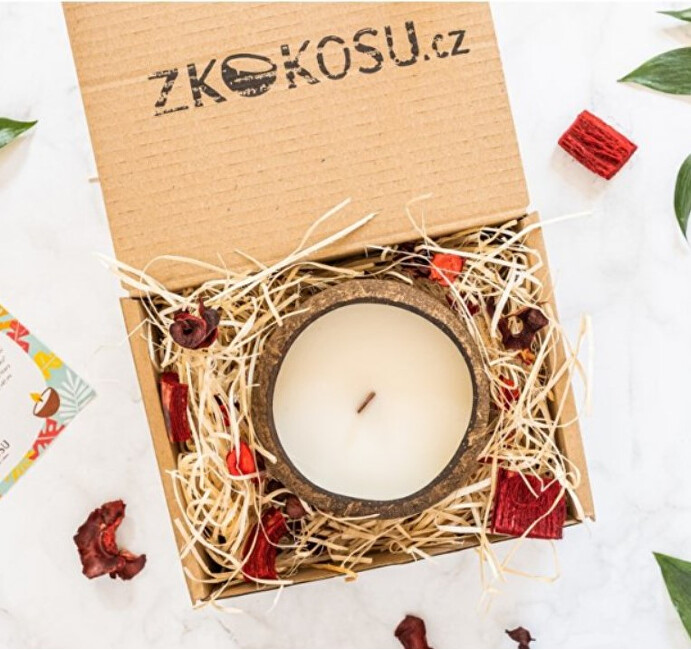 Zobrazit detail výrobku zKokosu Sojová svíčka s vůní TROPICKÉHO OVOCE v dárkovém balení Zobrazit detail výrobku zKokosu Sojová svíčka s vůní TROPICKÉHO OVOCE v dárkovém balení