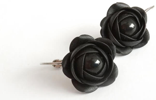 Troli Čierne visiace náušnice s perličkou kvetinky