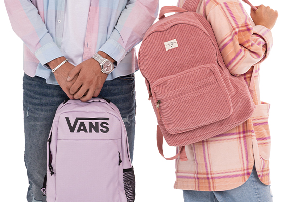 fialový batoh Vans a růžový batoh Roxy