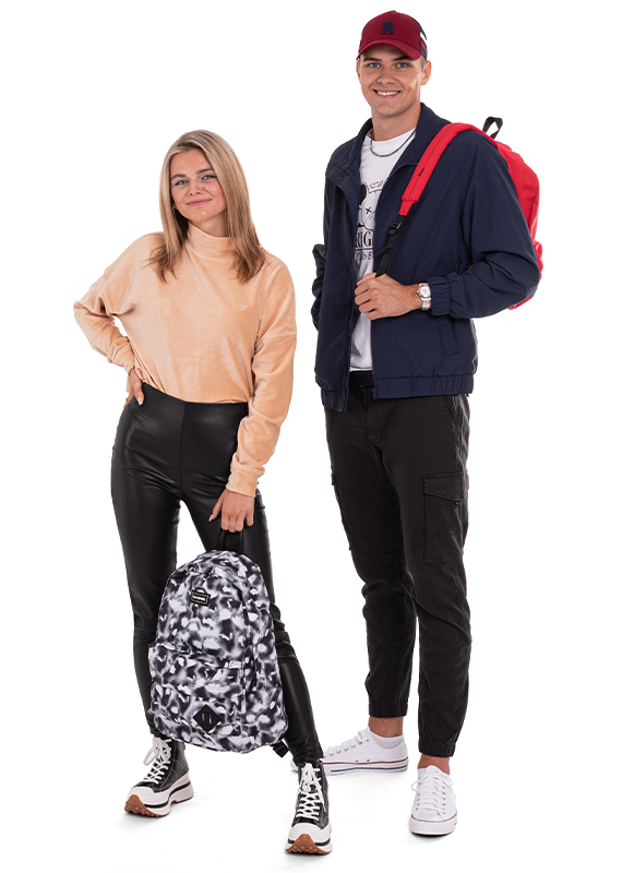 Diákok stílusos öltözékben Dakine hátizsákkal
