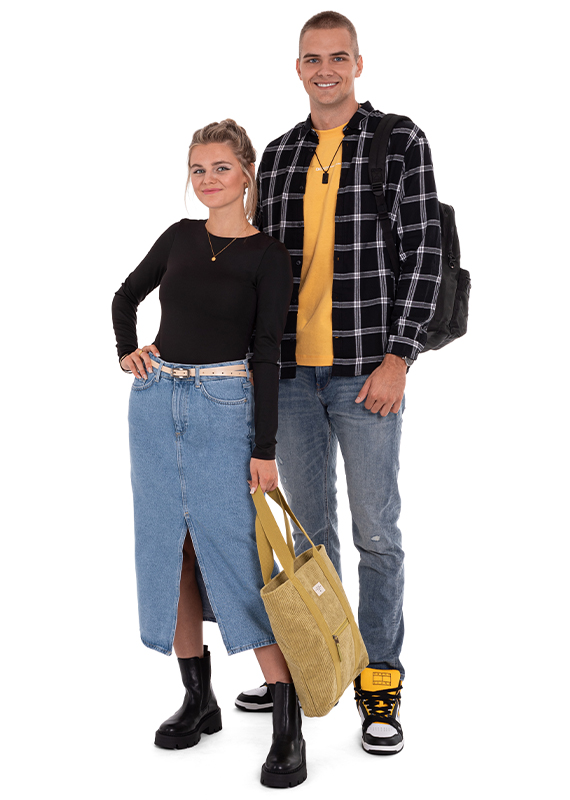 La ragazza con una gonna in jeans e il ragazzo con una camicia di Jack & Jones