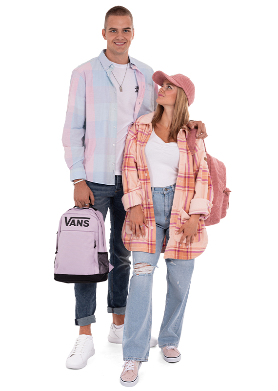 Studenten in pastellfarbenen Outfits mit einem Vans-Rucksack und einer Roxy-Mütze