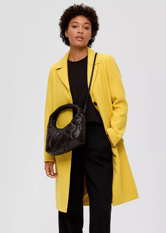 slečna v zářivě žlutém kabátku