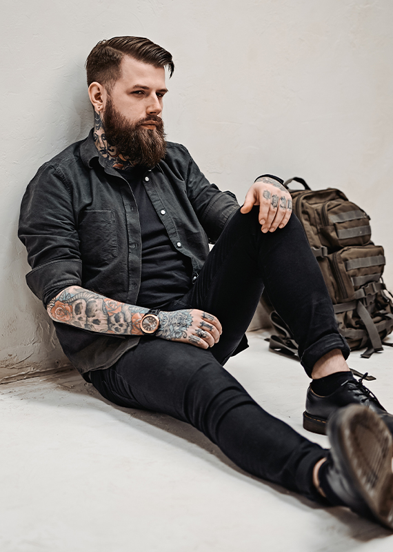 Un uomo barbuto e tatuato