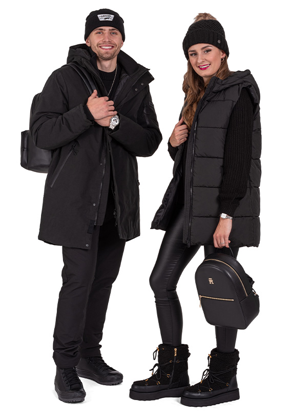 férfi Vans sapkában és Tom Tailor kabátban, lány Tommy Hilfiger hátizsákkal és Tamaris cipőben