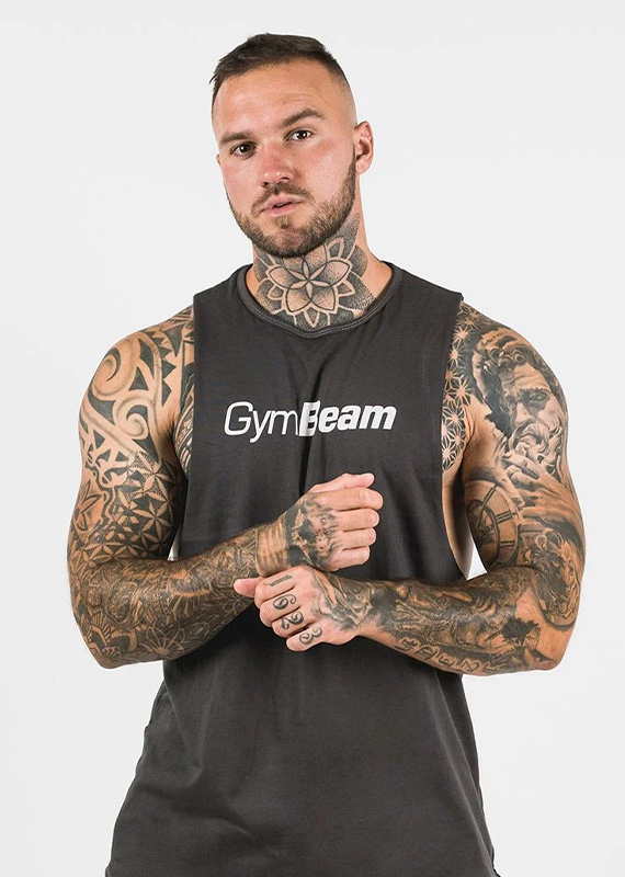 un uomo con tatuagi con la canottiera GymBeam