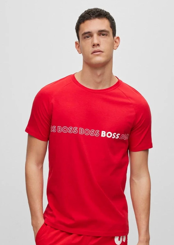 muž v červenom tričku Hugo Boss
