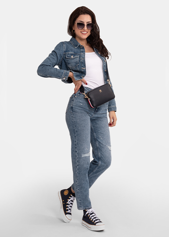 Dame in einer Vero Moda-Jeansjacke und Tommy Hilfiger-Jeans