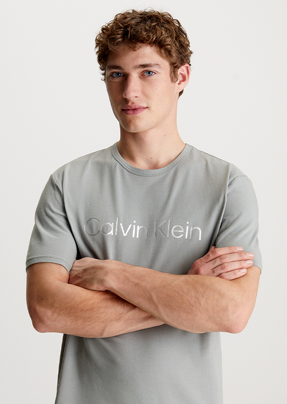 l'uomo con la t-shirt di Calvin Klein