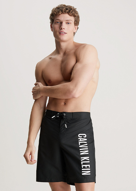 muž v šortkách Calvin Klein
