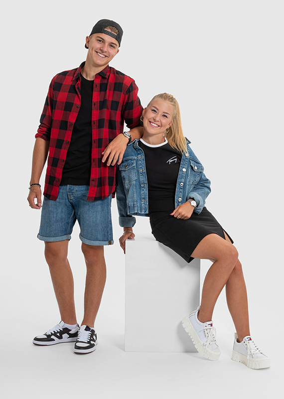 kluk v košili Jack & Jones a slečna v šatech Tommy Hilfiger