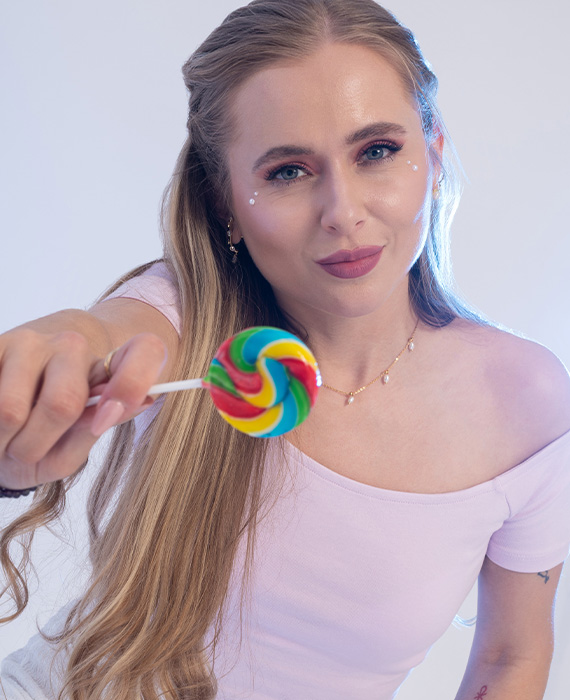 Modelka s make-upem se třpytkami