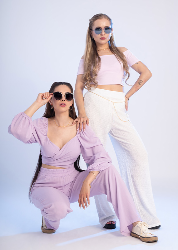 Modelky v barevném festivalovém outfitu