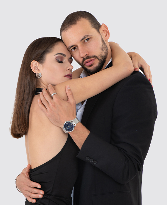 Černá barva a luxusní šperky vám budou slušet