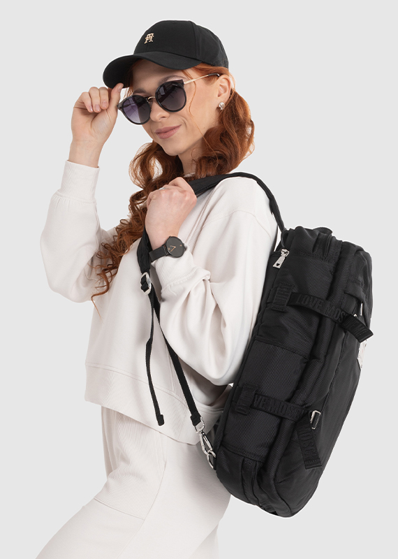 Modelka s batohem do letadla: Love Moschino