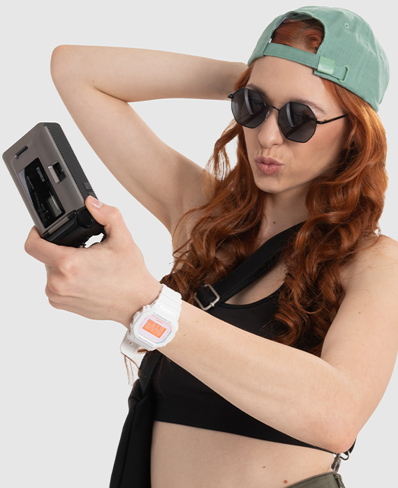 Modelka s hodinkami G-shock: Casio