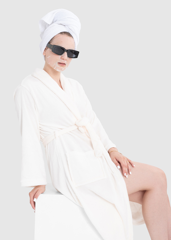 Modelka v županu s brýlemi Emily Westwood