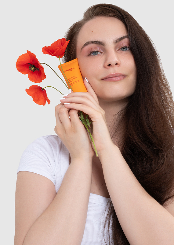 Modelka s pleťovým mlékem s Vitamin C Trilogy