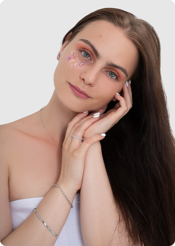 Modelka s maskou pod očima