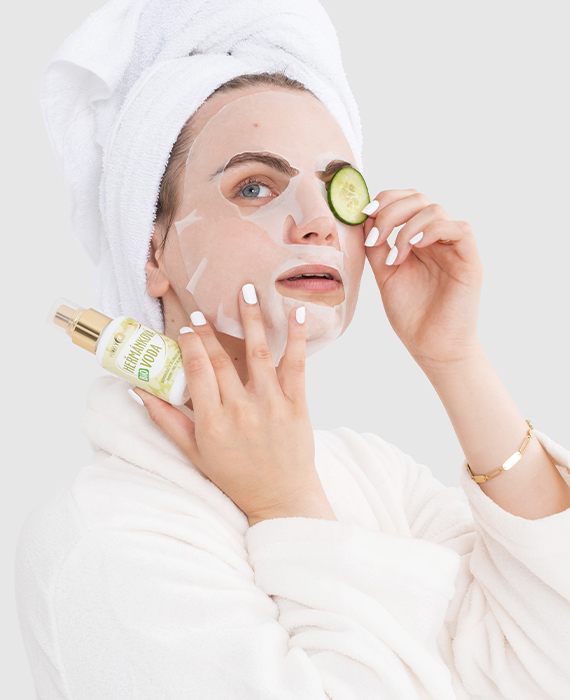 Modelka s plátýnkovou maskou