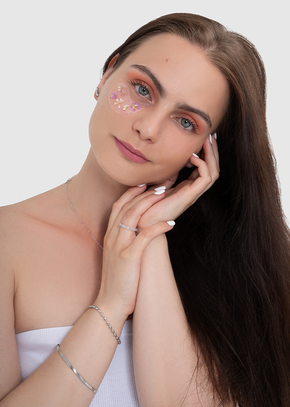 Modelka s maskou pod očima