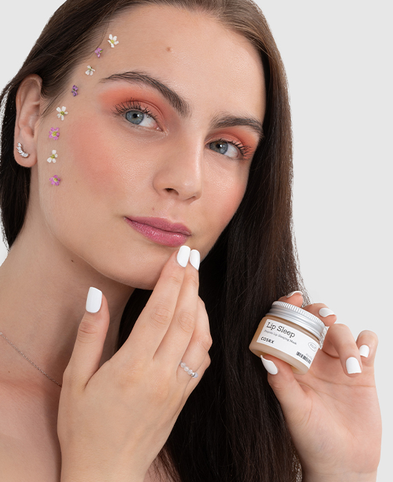 Modelka s COSRX maskou na spaní na rty s propolisem Full Fit