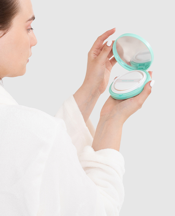 Modelka s opalovacím krémem v houbičce SPF 50+ Holika Holika