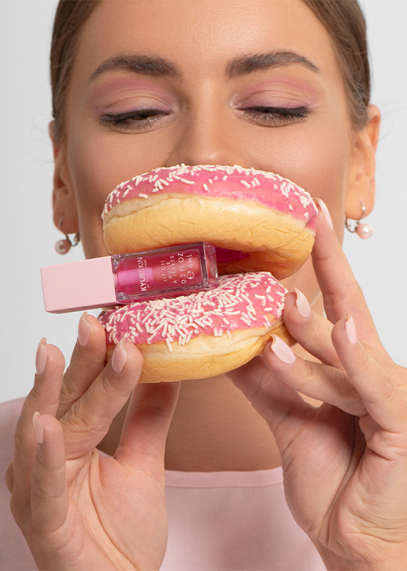 modelka s donutem a olejem na rty
