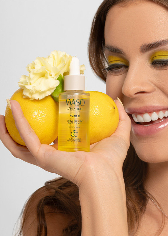 modelka s rozjasňujícím pleťovým sérem s vitaminem C značky Shiseido