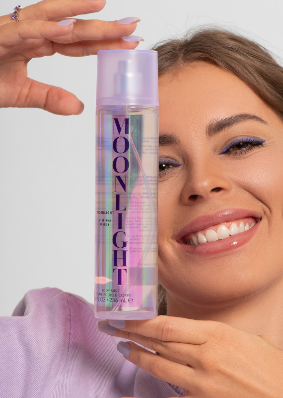 modelka s tělovým sprejem Moonlight od Ariana Grande