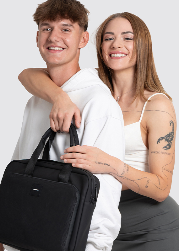 Modelka s modelem s taškou na nootebook Calvin Klein 