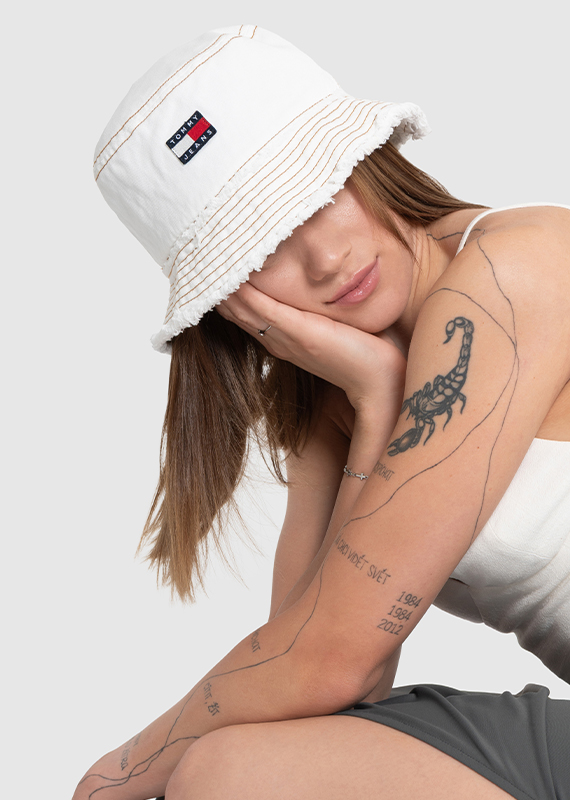 Modelka v klobouku Tommy Hilfiger
