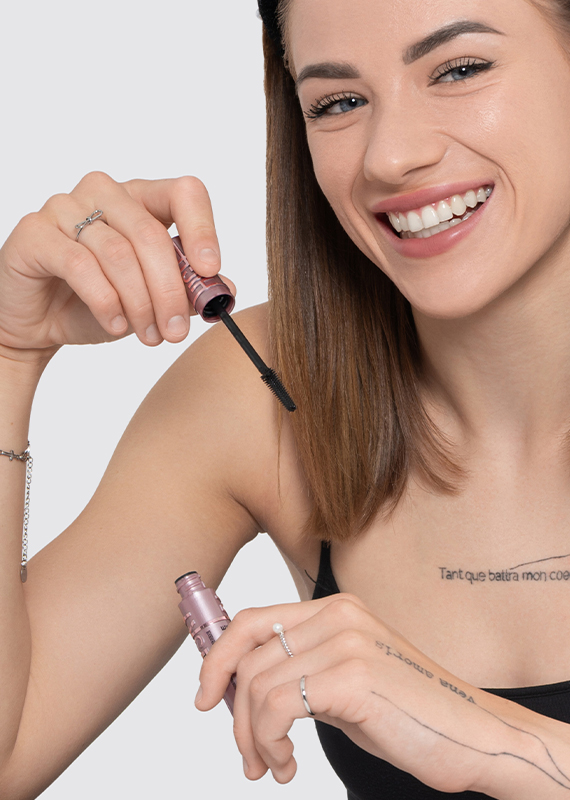 Modelka s řasenkou Maybelline