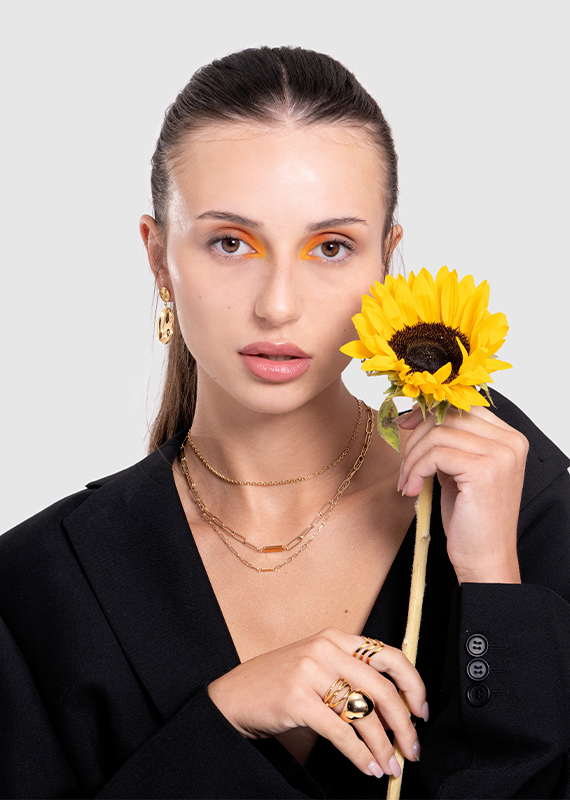 modelka výrazně nalíčená se slunečnicí