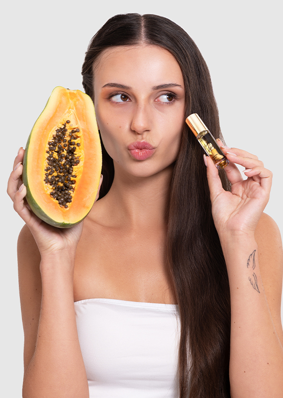 modelka s papájou a s hydratačním olejem na rty Mango Gloss