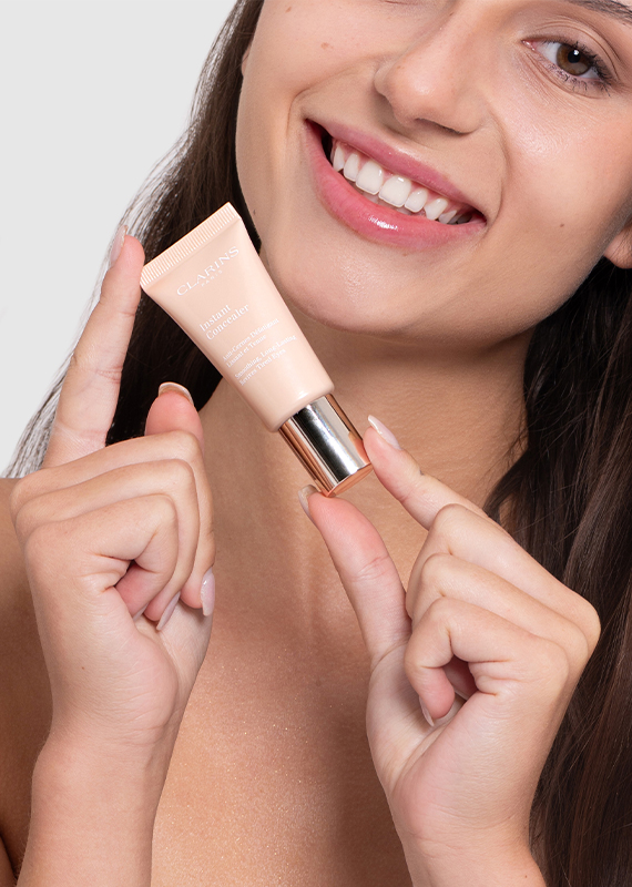 modelka s korektorem na oční okolí Instant Concealer