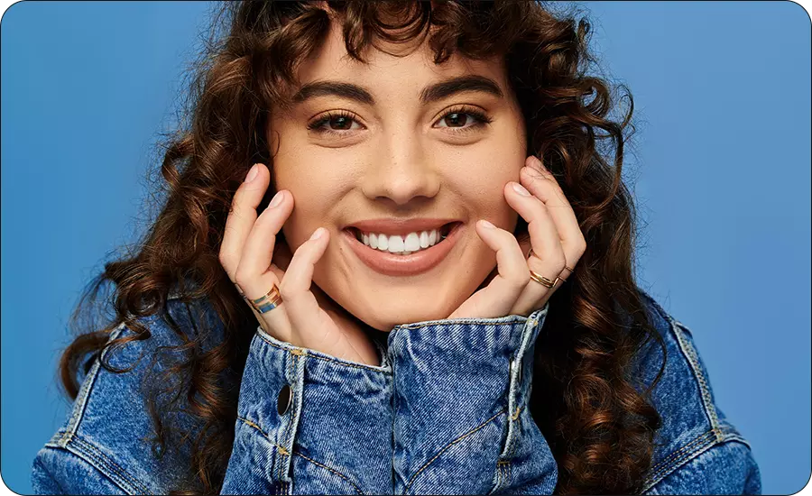 Tvé krycí jméno je svěžest. A s našimi parfémy a fashion doplňky jsi místní style icon!