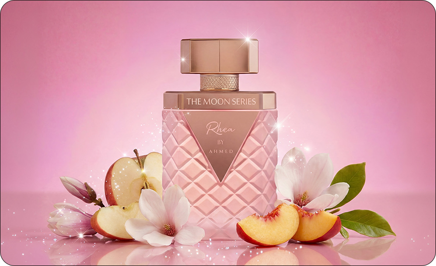 Podmanivý parfum Rhea od Ahmed Al Maghribi spája šťavnatú vôňu nektarinky s hrejivými tónmi santalového dreva.