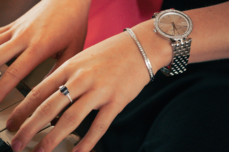 Guess Pevný pozlacený náramek s krystaly Color My Day JUBB02248JWYG