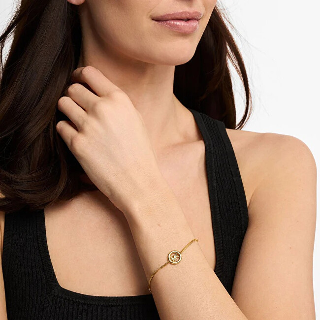 Michael Kors Slušivý pozlacený náramek s logem Premium MKJ8576710