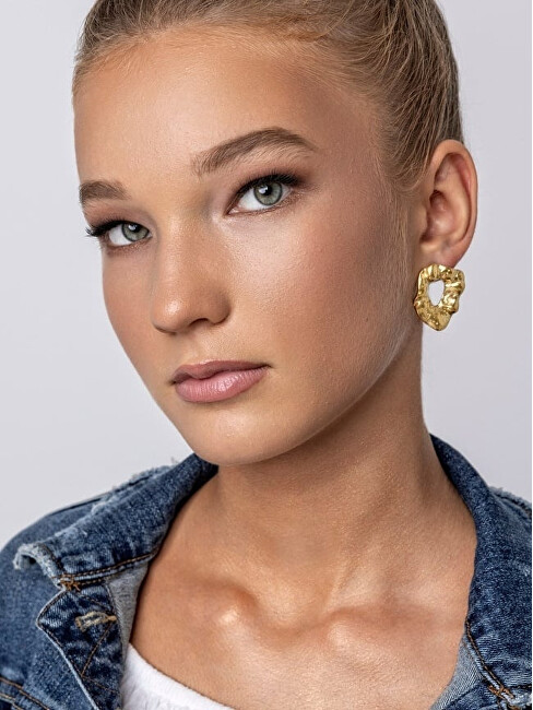 Marc Malone Designové pozlacené náušnice Haisley Gold Earrings MCE24014G