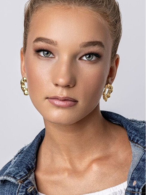 Marc Malone Designové pozlacené náušnice Haisley Gold Earrings MCE24014G