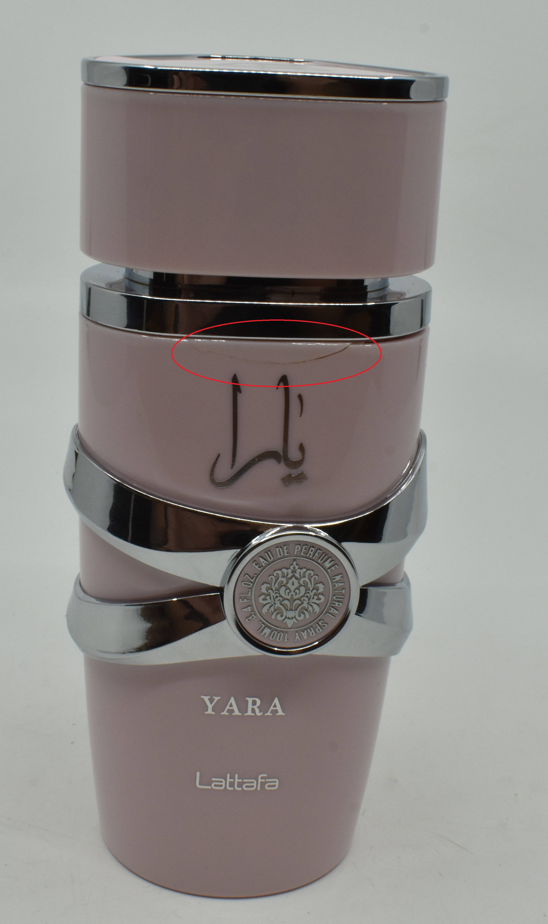 Bez celofánu, poškozený flakón, chybí cca 5 ml.