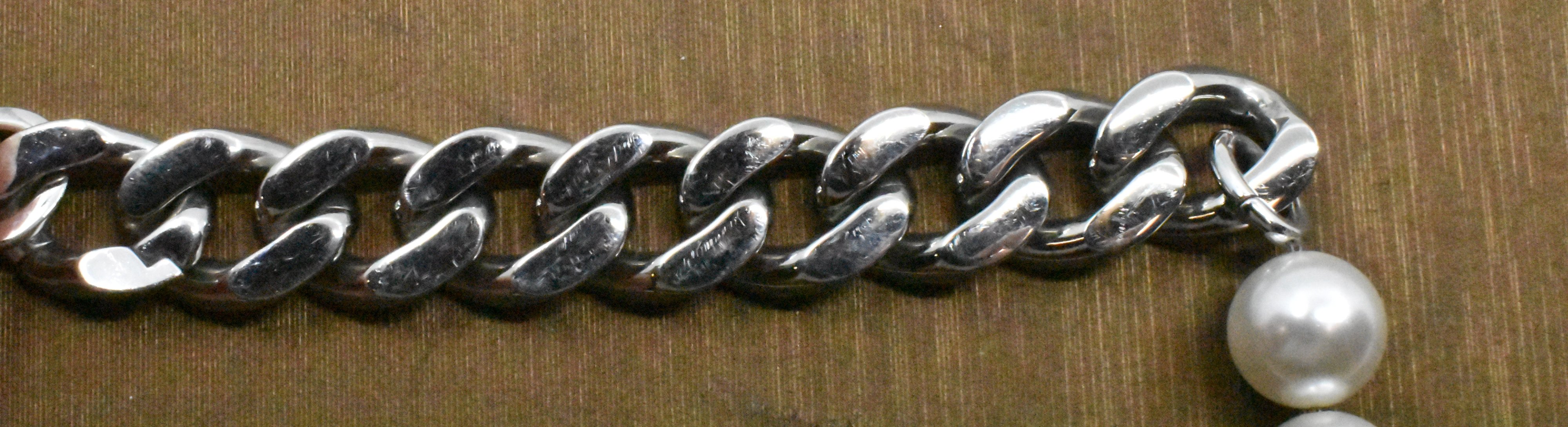 Oděrky.
