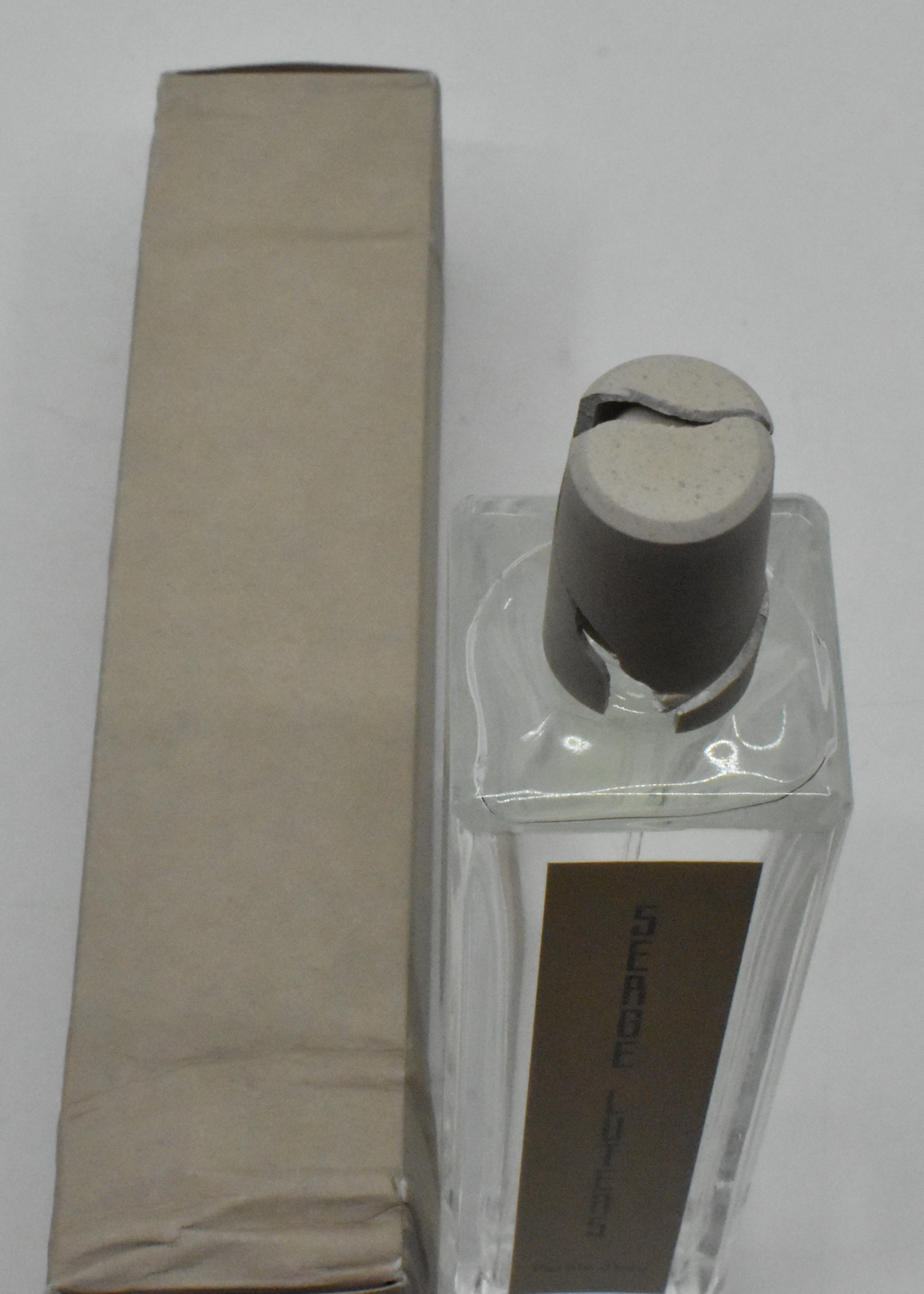 Poškozená krabička a víčko, bez celofánu, chybí cca 1 ml.