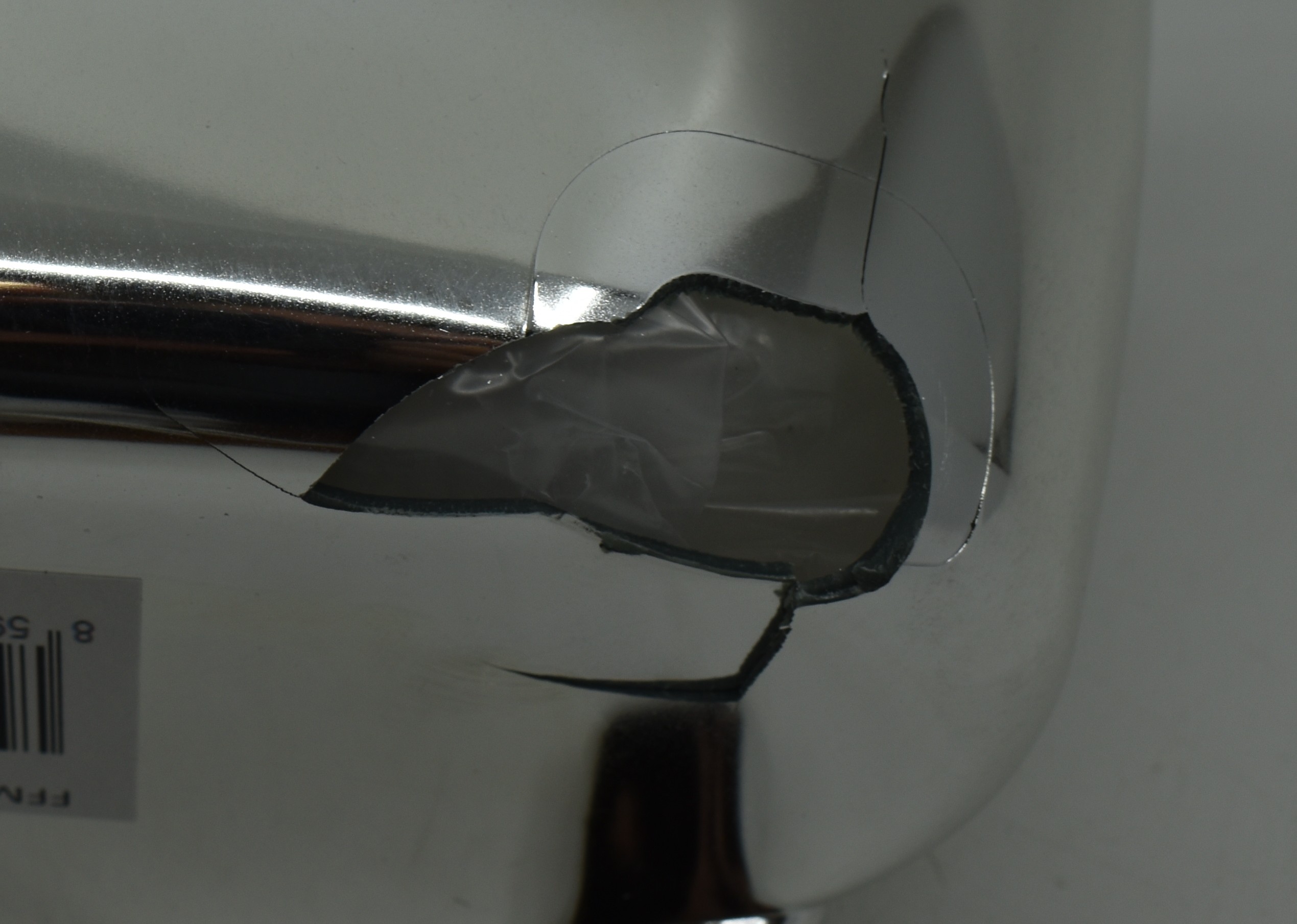 Ulomená nožička vaničky, prasklina na vaničce, sprchový gel 250 ml - chybí cca 1 ml.