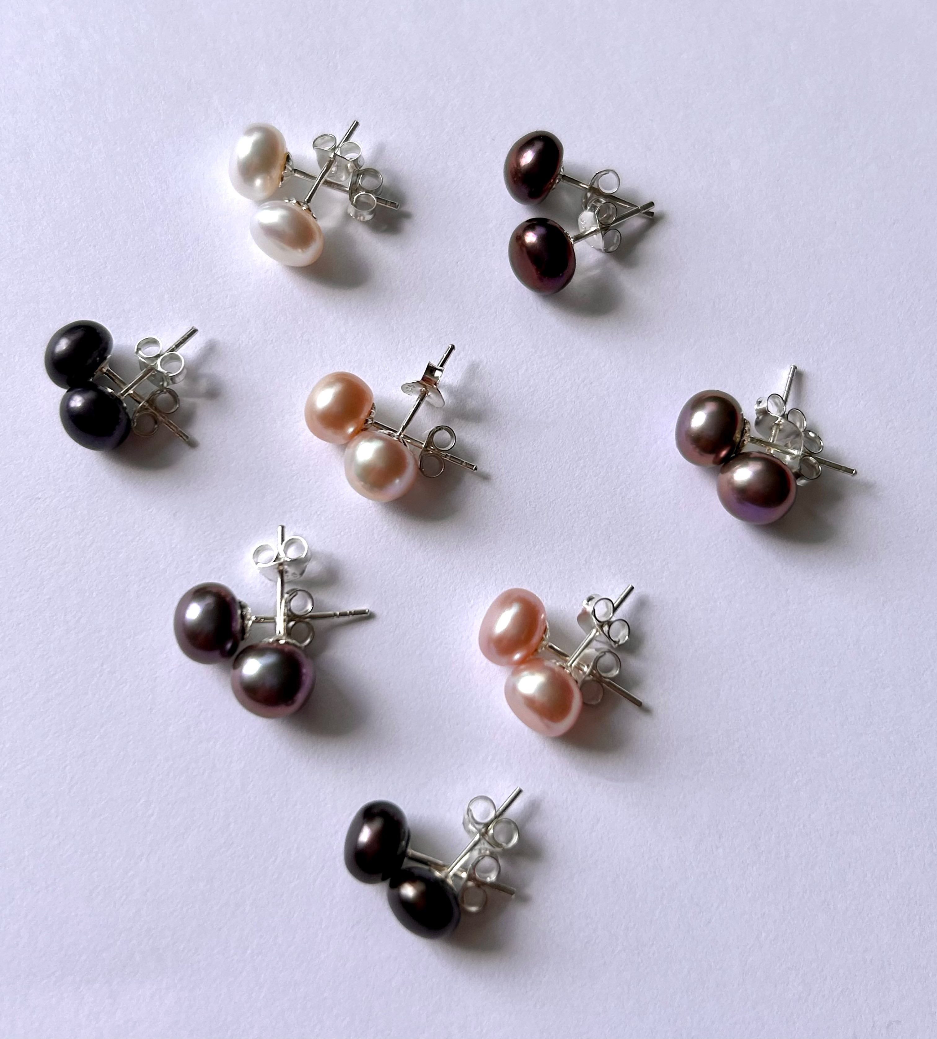 Náušnice s pravou perlou - mix farieb (0,5 - 0,6 cm)