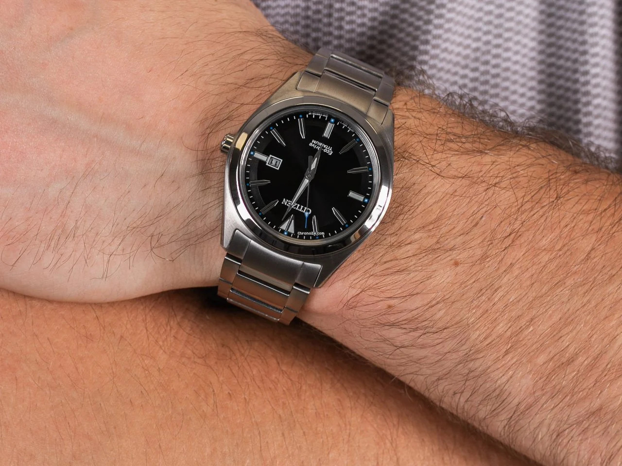 Elegant Eco-Drive Super-Titan AW1640-83E | Vivantis - Von Handtasche bis  Parfum