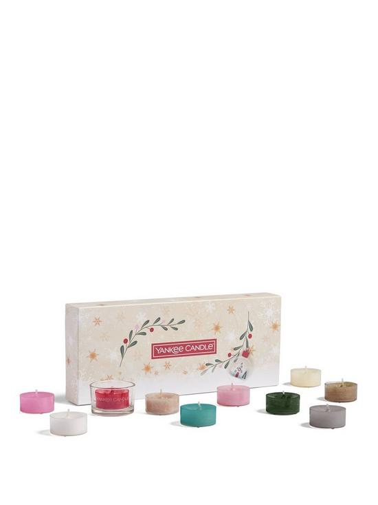 Zobrazit detail výrobku Yankee Candle Vánoční sada čajových svíček se svícnem Zobrazit detail výrobku Yankee Candle Vánoční sada čajových svíček se svícnem